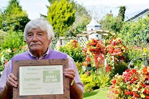 英国男子花40年整理，他家的这块草坪被评为了“英国最美草坪“